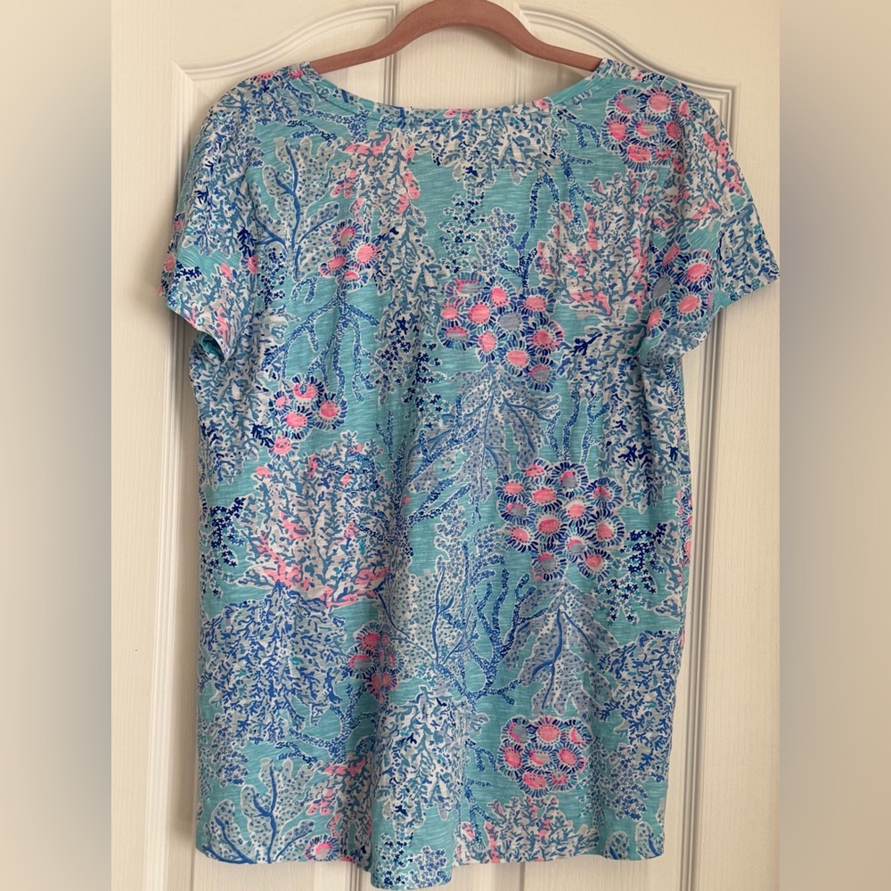 Lilly Pulitzer Blue and Pink Floral V-Neck Tee #tometogirl Fmedtersnean #summer - Picture 4 of 8